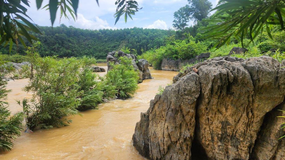 Chùm đá moọc ở bến Ông Nghịa trên sông Hiếu - Ảnh: Phạm Xuân Dũng